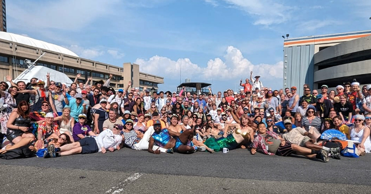 A few hundred NYC hashers posing on a pier at R*n #2000
